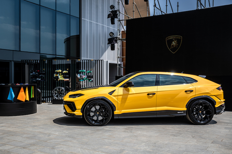 Được biết, khối động cơ mạnh mẽ này giúp xe Lamborghini Urus Performante 2023 có thể đua nước rút từ vị trí xuất phát lên 100 km/h trong thời gian 3,3 giây, nhanh hơn 0,3 giây so với bản tiêu chuẩn trước khi đạt vận tốc tối đa 306 km/h.