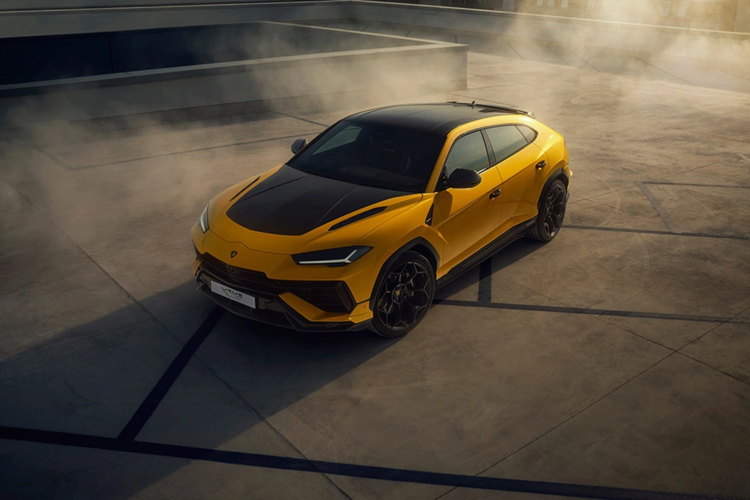 Chiếc siêu SUV Lamborghini Urus Performante thứ 2 về nước có màu sơn vàng như xe đầu tiên, cùng với đó là nhiều chi tiết ở ngoại thất được sơn đen hoặc ốp carbon. Lamborghini Urus Performante 2023 có một vài sự khác biệt ở ngoại thất so với bản tiêu chuẩn như nắp capo carbon