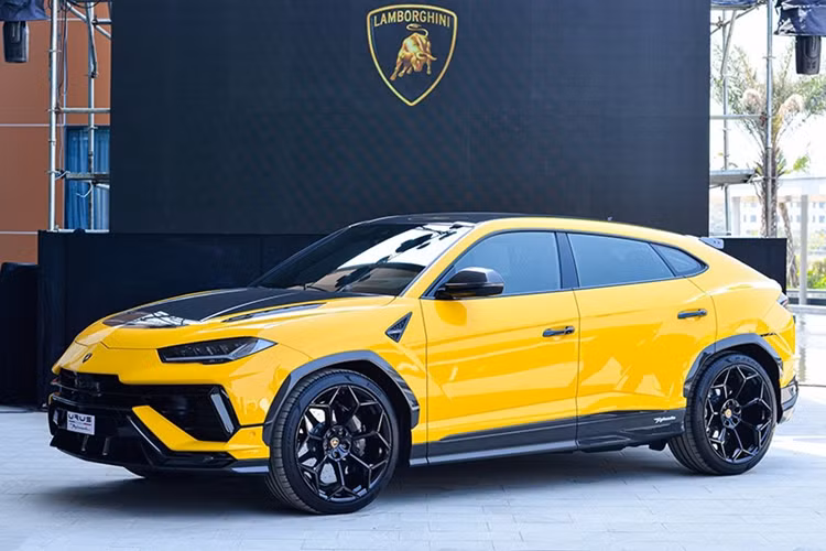 Thay đổi lớn nhất của siêu SUV Lamborghini Urus Performante 2023 đầu tiên về Việt Nam vẫn là ở hệ truyền động, cụ thể, dù vẫn được sử dụng khối động cơ xăng V8, tăng áp kép, dung tích 4.0 lít như bản tiêu chuẩn, có hơn 15 xe đang lăn bánh tại Việt Nam nhưng hãng xe Ý đã tinh chỉnh lại, giúp xe tạo ra công suất tối đa 657 mã lực, tăng 16 mã lực và mô-men xoắn cực đại 850 Nm.