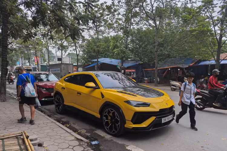 Gần đây, giới mê xe trong nước đã khá bất ngờ khi chiếc siêu SUV Lamborghini Urus Performante đầu tiên được nhập khẩu về Việt Nam thuộc sở hữu của đại gia Quốc Cường, 1 tay chơi xe khá kín tiếng nhưng có bộ sưu tập xe khá đáng nể ở trong nước cũng như nước ngoài.