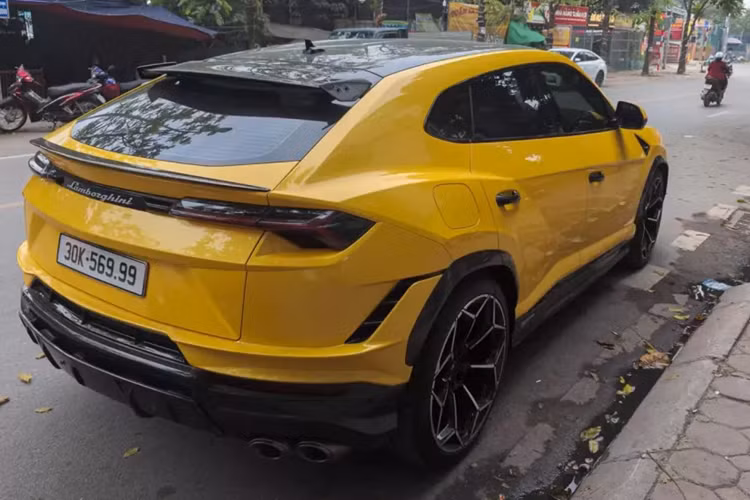 Mãi đến nay, trên mạng xã hội mới có ảnh về chiếc siêu SUV Lamborghini Urus Performante thứ 2 lộ ảnh về Việt Nam, khác với xe đầu tiên, chiếc xe hiệu năng cao của dòng SUV Lamborghini Urus đã chọn Hà Nội làm bến đỗ, và cũng đã ra biển số.