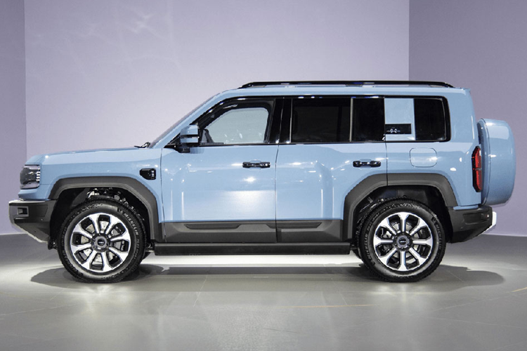 Nội thất xe nổi bật với 3 màn hình gồm bảng đồng hồ 12,3 inch, màn hình điều khiển trung tâm 15,6 inch độ phân giải 2,5K và màn hình giải trí 12,3 inch cho hành khách phía trước. Ngoài ra còn có màn hình hiển thị AR. Nội thất có thể chứa năm người thoải mái với cách bố trí năm chỗ 2 + 3.