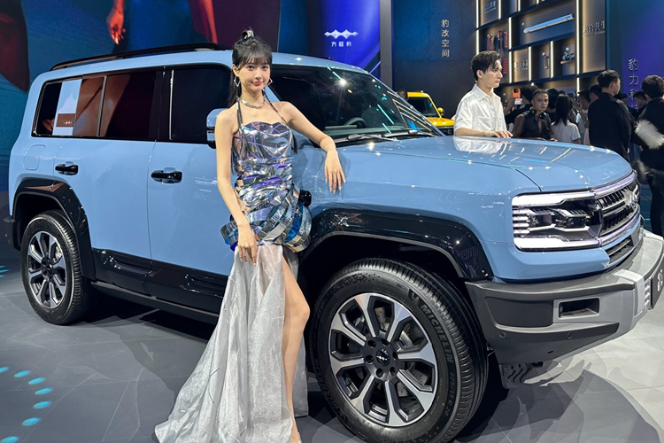 Trang bị đáng chú ý tiếp theo bên trong Fang Cheng Bao Leopard 5 là hệ thống âm thanh Devialet của thương hiệu đến từ Pháp. Xe có tổng cộng 18 loa, bao gồm cả loa tích hợp vào tựa đầu ghế lái. Bên dưới bệ tì tay trung tâm to bản của mẫu SUV được mệnh danh "Mercedes-AMG G-Class của Trung Quốc" này là ngăn hâm nóng và làm mát đồ uống.