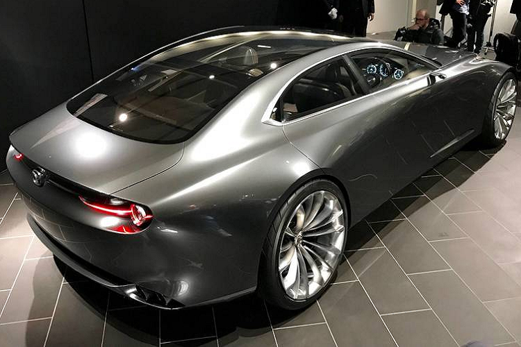 Trong khi thị trường Australia, người dùng có thêm tùy chọn động cơ xăng Skyactiv-G 2,5 lít tăng áp, sản sinh công suất 232 mã lực và mô-men xoắn 420 Nm. Kết hợp hộp số tự động 6 cấp và hệ truyền động cầu trước hoặc 4 bánh.