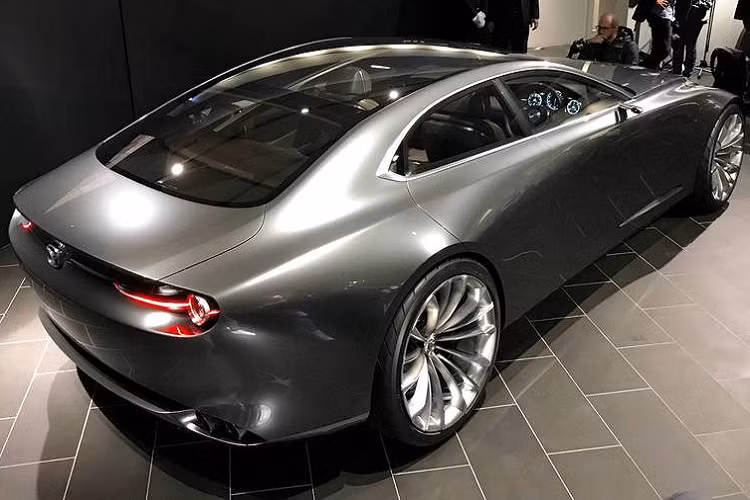 Trong khi thị trường Australia, người dùng có thêm tùy chọn động cơ xăng Skyactiv-G 2,5 lít tăng áp, sản sinh công suất 232 mã lực và mô-men xoắn 420 Nm. Kết hợp hộp số tự động 6 cấp và hệ truyền động cầu trước hoặc 4 bánh.