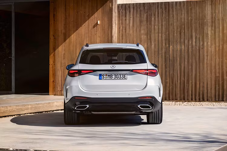 Tư vấn viên cũng cho biết lô xe SUV hạng sang Mercedes-Benz GLC 2023 đầu tiên về Việt Nam với số lượng khá hạn chế và chỉ đủ để “trả đơn” các khách đã ký hợp đồng đặt mua trước.