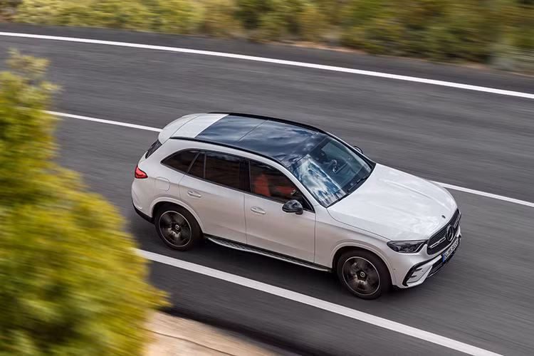 Xe còn được trang bị sạc không dây, ghế trước có sưởi cùng nhiều gói tùy chọn khác như; cửa sổ trời toàn cảnh Panorama, ghế trước sưởi ấm/thông hơi, sưởi ghế sau và sưởi vô lăng...