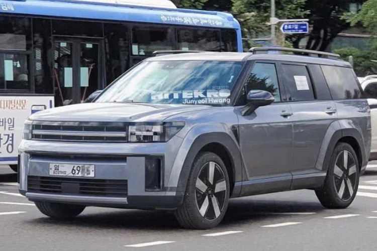 Chưa rõ động cơ V6 3.5L có được duy trì hay không vì sẽ vướng các tiêu chuẩn khí thải. Hy vọng Hyundai SantaFe 2024 sẽ sớm ra mắt tại Hàn Quốc vào cuối năm nay và sẽ ra mắt toàn cầu năm 2024.