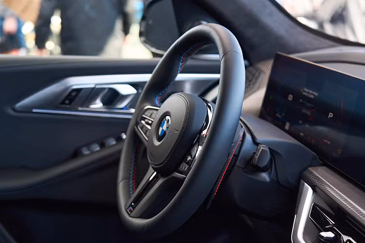 Ở BMW M760e 2023, hệ truyền động này tạo ra công suất tổng cộng 563 mã lực và mô-men xoắn cực đại 800 Nm. Với công suất thấp hơn dự đoán, BMW XM 50e chỉ có thể tăng tốc từ 0-100 km/h trong thời gian 5,1 giây, chậm hơn đáng kể so với con số 4,1 giây của các bản cao cấp.