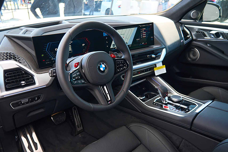 Thông số trên của BMW XM 50e không thực sự thấp nhưng vẫn khiến nhiều người cảm thấy thất vọng. Nguyên nhân là bởi người ta tưởng rằng XM bản tiêu chuẩn sẽ dùng hệ truyền động plug-in hybrid với động cơ xăng 6 xi-lanh thẳng hàng, tăng áp, dung tích 3.0L tương tự BMW M760e mới.