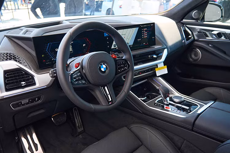 Thông số trên của BMW XM 50e không thực sự thấp nhưng vẫn khiến nhiều người cảm thấy thất vọng. Nguyên nhân là bởi người ta tưởng rằng XM bản tiêu chuẩn sẽ dùng hệ truyền động plug-in hybrid với động cơ xăng 6 xi-lanh thẳng hàng, tăng áp, dung tích 3.0L tương tự BMW M760e mới.