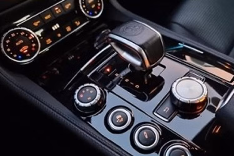 Chiếc Mercedes-Benz CLS 63 AMG này từng thuộc sở hữu của 1 đại gia sinh sống ở Lạng Sơn, sau đó, anh không có nhu cầu sử dụng đã bán lại cho 1 người yêu xe ở TP HCM, đến nay, chiếc xe này được rao bán để tìm chủ nhân mới.