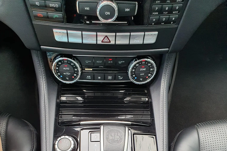 Hệ thống điều khiển truyền thông đa phương tiện COMMAND có kết nối Bluetooth, chức năng Linguatronic điều khiển bằng giọng nói trên vô-lăng và tích hợp cổng kết nối truyền thông đa phương tiện AUX, USB, Iphone, Ipod.