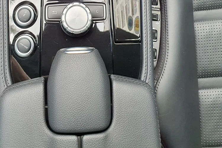 Logo AMG cũng có trên bệ bước tạo nên sự khác biệt về đẳng cấp. Về tính năng giải trí, Mercedes-Benz cũng không quên trang bị cho xe CLS 63 AMG màn hình điều khiển đặt ở trung tâm bảng điều khiển và hệ thống âm thanh Harman Kardon