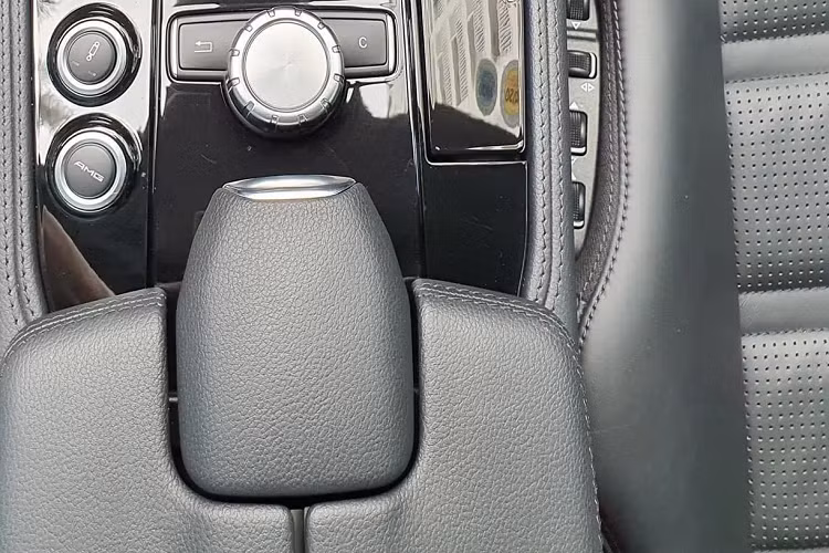 Logo AMG cũng có trên bệ bước tạo nên sự khác biệt về đẳng cấp. Về tính năng giải trí, Mercedes-Benz cũng không quên trang bị cho xe CLS 63 AMG màn hình điều khiển đặt ở trung tâm bảng điều khiển và hệ thống âm thanh Harman Kardon