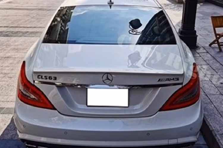 Đằng sau xe, nơi Mercedes-Benz CLS 63 AMG có dấu hiệu nhận biết rõ nhất với bản tiêu chuẩn ở hệ thống ống xả kép đặt đối xứng, có khắc tên AMG lên chụp ống xả mạ crôm sáng bóng.