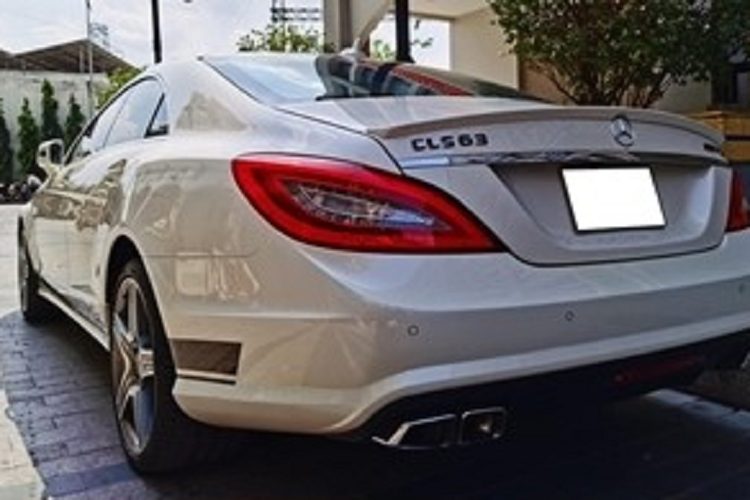 Logo CLS63 bên trái và AMG bên phải được sơn đen mờ, cũng là đặc sản trên phiên bản hiệu suất cao của Mercedes-Benz CLS thế hệ C218, được sản xuất từ 2010 đến 2018.