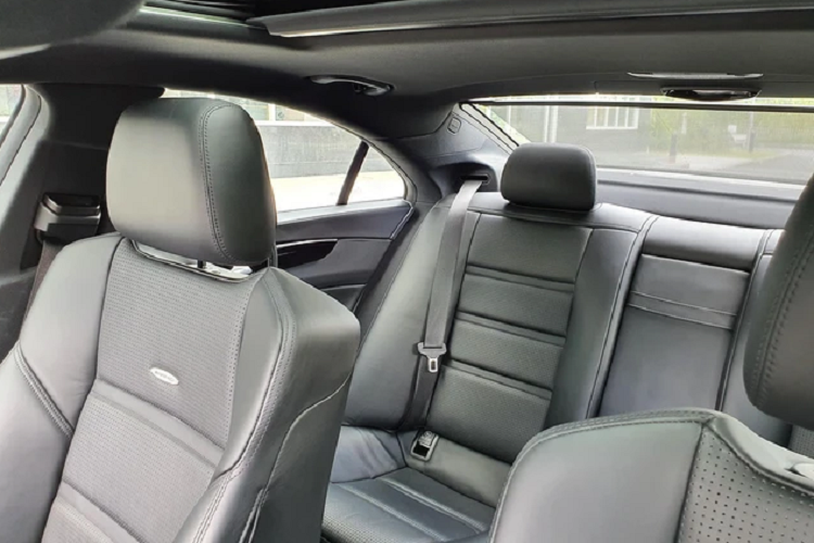 Mercedes-Benz CLS 63 AMG có động cơ V8, dung tích 5.5 lít, tăng áp kép, sản sinh ra công suất tối đa 518 mã lực và mô-men xoắn cực đại 700 Nm. Trang bị tiêu chuẩn bao gồm hộp số 7 cấp AMG, xe có cấu hình dẫn động cầu sau hoặc dẫn động bốn bánh toàn thời gian 4MATIC.