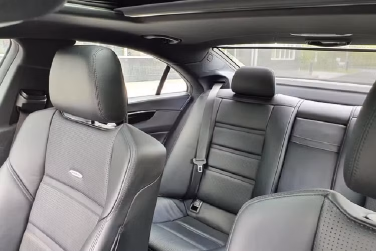 Mercedes-Benz CLS 63 AMG có động cơ V8, dung tích 5.5 lít, tăng áp kép, sản sinh ra công suất tối đa 518 mã lực và mô-men xoắn cực đại 700 Nm. Trang bị tiêu chuẩn bao gồm hộp số 7 cấp AMG, xe có cấu hình dẫn động cầu sau hoặc dẫn động bốn bánh toàn thời gian 4MATIC.