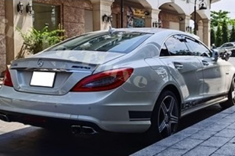 Bên trong khoang nội thất của Mercedes-Benz CLS 63 AMG còn có những thứ hấp dẫn với những người đam mê thể thao tốc độ như cụm điều khiển các chế độ lái AMG Drive Unit, cần số điều khiển điện E-Select dập nổi biểu tượng AMG, vô-lăng thể thao tích hợp lẫy chuyển số, bảng đồng hồ tốc độ với logo “AMG” và “V8 Biturbo”