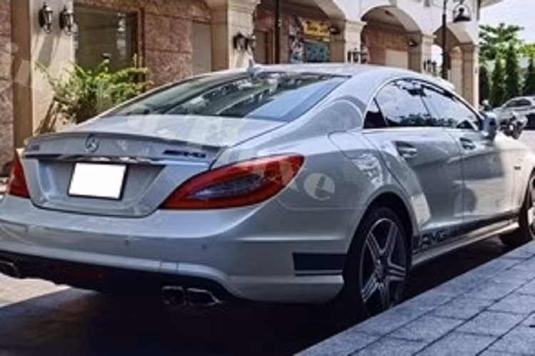Bên trong khoang nội thất của Mercedes-Benz CLS 63 AMG còn có những thứ hấp dẫn với những người đam mê thể thao tốc độ như cụm điều khiển các chế độ lái AMG Drive Unit, cần số điều khiển điện E-Select dập nổi biểu tượng AMG, vô-lăng thể thao tích hợp lẫy chuyển số, bảng đồng hồ tốc độ với logo “AMG” và “V8 Biturbo”