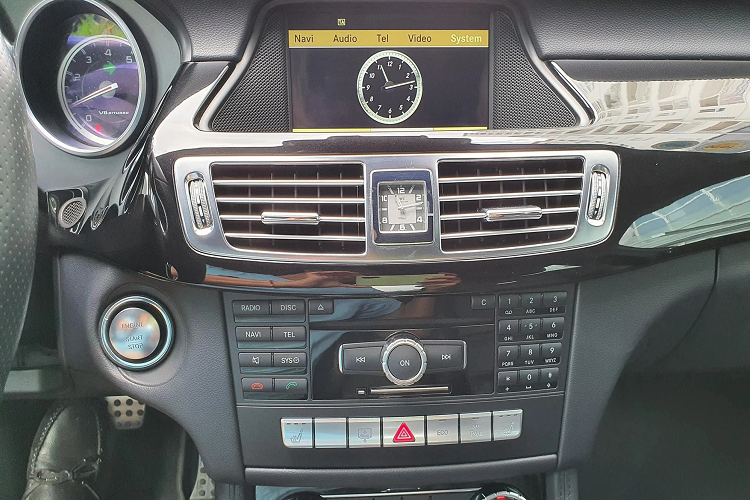 Các tính năng an toàn nổi bật trên Mercedes-Benz CLS 63 AMG có thể kể đến như hệ thống bảo vệ Pre-safe, ổn định thân xe ESP, hỗ trợ lực phanh khẩn cấp, chống trượt, hỗ trợ đỗ xe vào khoảng trống Parking Assist, camera hỗ trợ quan sát ban đêm,…