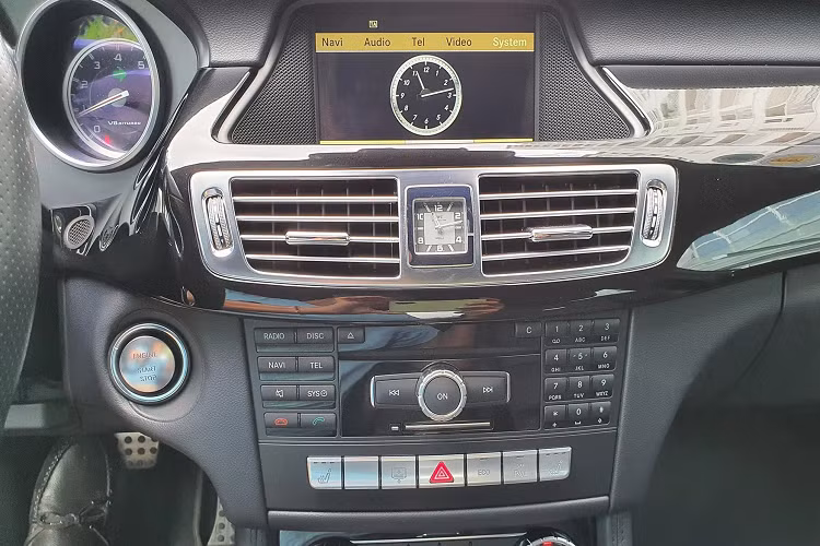 Các tính năng an toàn nổi bật trên Mercedes-Benz CLS 63 AMG có thể kể đến như hệ thống bảo vệ Pre-safe, ổn định thân xe ESP, hỗ trợ lực phanh khẩn cấp, chống trượt, hỗ trợ đỗ xe vào khoảng trống Parking Assist, camera hỗ trợ quan sát ban đêm,…