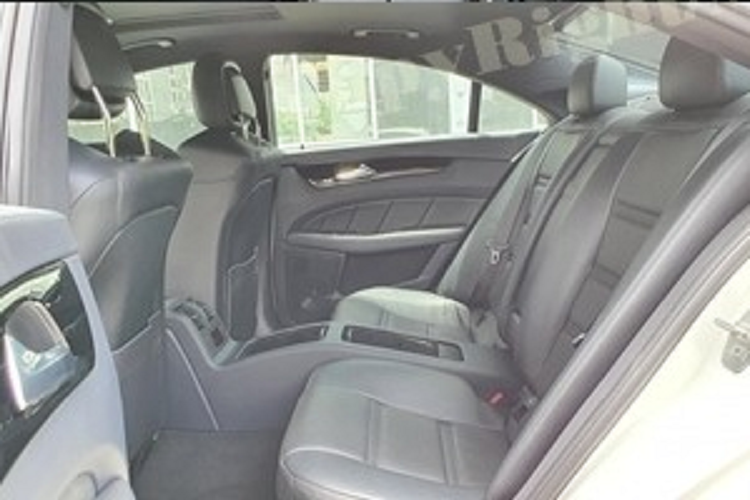 Hiện người rao bán chiếc xe coupe 4 cửa hiệu năng cao c này muốn bán xe với giá 1,8 tỷ đồng, trong khi đó, lúc được nhập khẩu về nước vào 11 năm trước, xe có giá bán chính hãng lên đến 6,88 tỷ đồng, chưa bao gồm chi phí đăng ký biển số, có thể thấy, cứ mỗi năm trôi qua, chiếc xe này rớt giá hơn 200 triệu đồng.