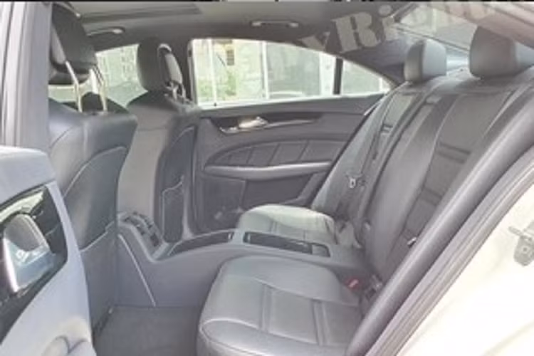 Hiện người rao bán chiếc xe coupe 4 cửa hiệu năng cao c này muốn bán xe với giá 1,8 tỷ đồng, trong khi đó, lúc được nhập khẩu về nước vào 11 năm trước, xe có giá bán chính hãng lên đến 6,88 tỷ đồng, chưa bao gồm chi phí đăng ký biển số, có thể thấy, cứ mỗi năm trôi qua, chiếc xe này rớt giá hơn 200 triệu đồng.