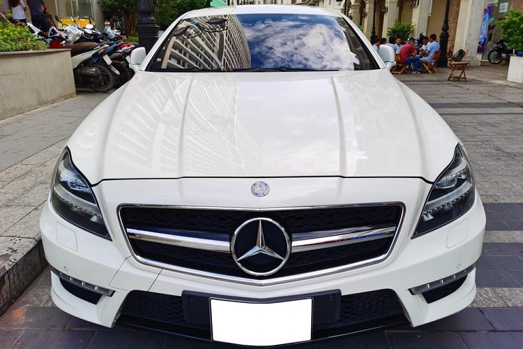 Hiện số lượng dòng xe Mercedes-Benz CLS 63 AMG tại Việt Nam khá khiêm tốn, chỉ đếm trên đầu ngón tay. Trong đó, chiếc xe coupe bốn cửa hiệu năng cao trong bài viết này còn là 1 trong 3 chiếc xe Mercedes-Benz CLS 63 AMG thế hệ C218 được nhập khẩu chính hãng về Việt Nam để phục vụ cho 3 đại gia sinh sống ở Lạng Sơn, Hà Nội và Long An.