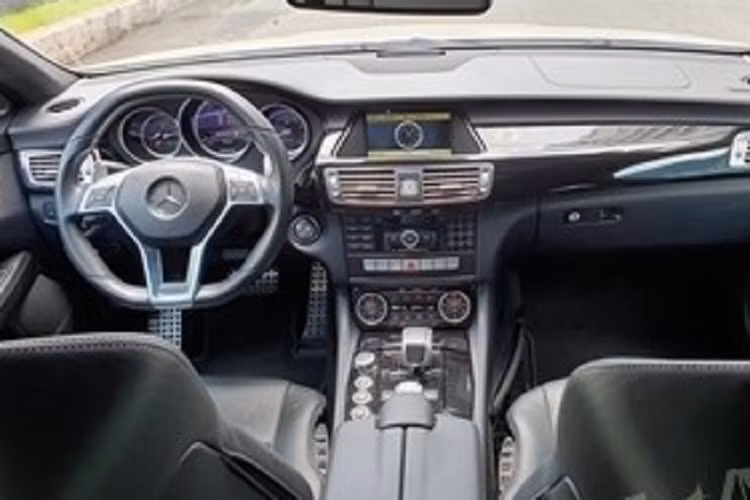 Chiếc Mercedes-Benz CLS 63 AMG hạng sang trong bài viết nàycòn là xe đầu tiên được nhập khẩu chính hãng về Việt Nam.