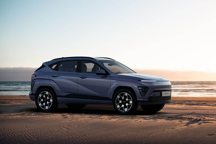 So với phiên bản tiền nhiệm, mẫu xe SUV Hyundai Kona 2024 sở hữu ngôn ngữ thiết kế táo bạo, mang phong cách tương lai hơn. Khu vực “mặt tiền” nổi bật với thiết kế đèn trang trí ban ngày “Seamless Horizon Lamp” tương tự mẫu sedan Azera.