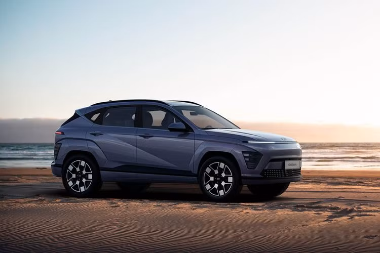 So với phiên bản tiền nhiệm, mẫu xe SUV Hyundai Kona 2024 sở hữu ngôn ngữ thiết kế táo bạo, mang phong cách tương lai hơn. Khu vực “mặt tiền” nổi bật với thiết kế đèn trang trí ban ngày “Seamless Horizon Lamp” tương tự mẫu sedan Azera.