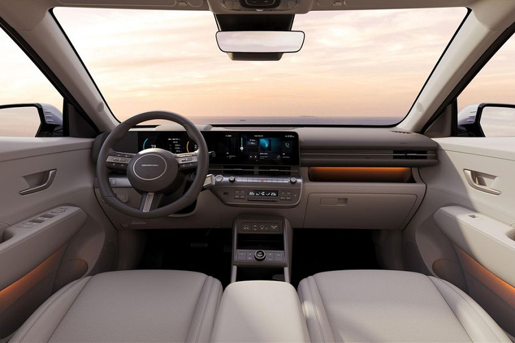 Trên phiên bản chạy điện Hyundai Kona Electric 2024, chi tiết đèn phía trước này được cấu tạo theo dạng pixel giống Ioniq5, đi kèm mâm hợp kim 19 inch và lưới tản nhiệt giả lập mang phong cách tương tự.