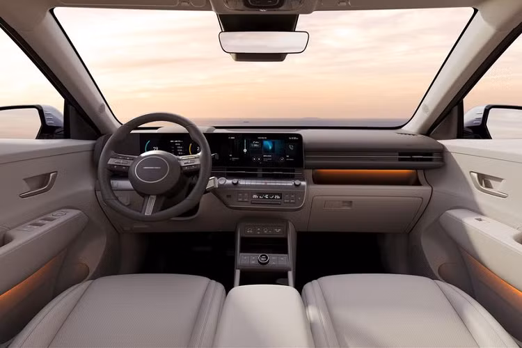 Trên phiên bản chạy điện Hyundai Kona Electric 2024, chi tiết đèn phía trước này được cấu tạo theo dạng pixel giống Ioniq5, đi kèm mâm hợp kim 19 inch và lưới tản nhiệt giả lập mang phong cách tương tự.