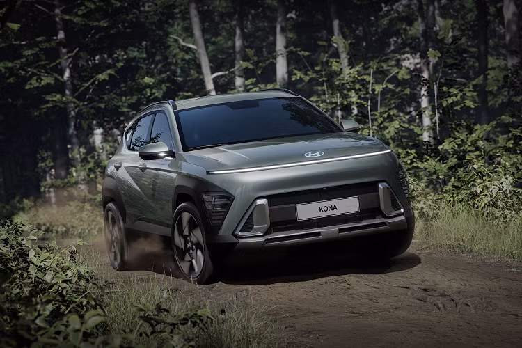 Ở thế hệ cũ, Hyundai Kona thuần điện có 2 phiên bản động cơ. Phiên bản mô tơ đơn có công suất tham khảo 134 mã lực và mô-men xoắn đạt 394Nm. Trong khi đó, 2 con số tương ứng ở bản mô tơ đôi là 201 mã lực và 394Nm.