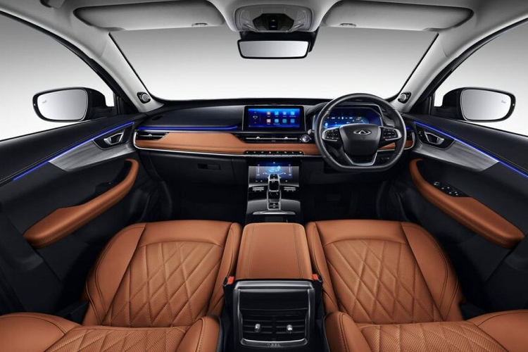 Công nghệ là một điểm mạnh không thể không nhắc đến trên Chery Tiggo 8 Pro. Xe được trang bị tới 3 màn hình bao gồm bảng điều khiển điện tử phía sau vô-lăng cỡ 12,3 inch.