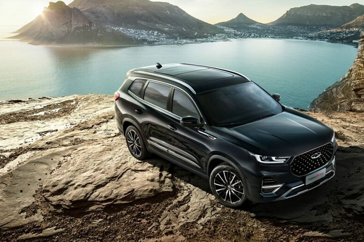 Về thiết kế, Chery Tiggo 8 Pro được đánh giá khá cao khi tổng thể xe sở hữu một hình dáng vô cùng vững chãi và bề thế, xen lẫn một chút thể thao đậm chất SUV. Phần đầu xe nổi bật với lưới tản nhiệt Galaxy Sunshine cỡ lớn, đi kèm mắt lưới đa điểm và viền mạ crôm sáng bóng. Cụm đèn pha là loại "full" LED. Nhìn tổng thể phía trước Chery Tiggo 8 Pro có phần giống với mẫu Infinity QX60.