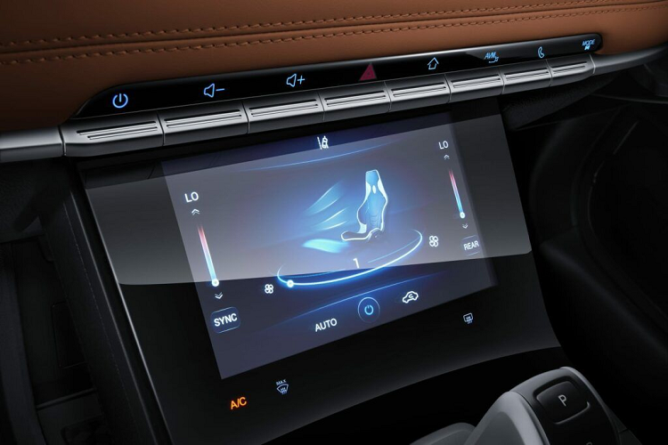 Màn hình thứ hai 8 inch để điều khiển hệ thống điều hòa hai vùng độc lập với tính năng lọc N95. Màn hình giải trí 10,25 đặt nổi, hỗ trợ Apple CarPlay và Android Auto. Ngoài ra xe còn có dàn âm thanh 8 loa của Sony. Màu sắc nội thất chủ đạo của nội thất là đen và nâu.