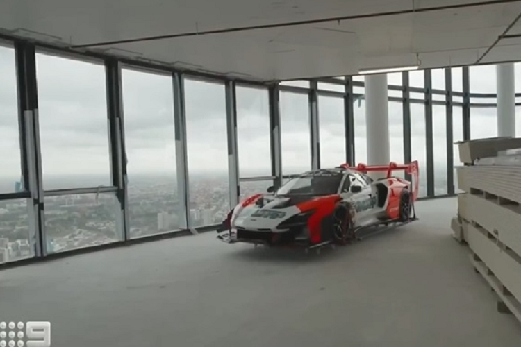 Vì chiếc xe này không thể chạy trên đường phố mà chỉ sử dụng được trên đường đua nên Adrian Portelli - chủ nhân của chiếc xe đã “chơi lớn”, dùng cần cẩu đưa xe lên căn penthouse tầng 57 của mình.