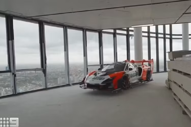 Vì chiếc xe này không thể chạy trên đường phố mà chỉ sử dụng được trên đường đua nên Adrian Portelli - chủ nhân của chiếc xe đã “chơi lớn”, dùng cần cẩu đưa xe lên căn penthouse tầng 57 của mình.