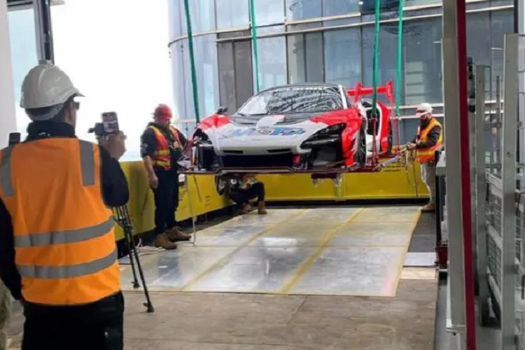 Siêu phẩm hàng hiếm này chỉ được sản xuất giới hạn 75 chiếc toàn cầu. McLaren Senna GTR bản đua này mang dáng dấp hầm hố với gói khí động học nâng cấp, vốn lấy cảm hứng từ mẫu P1 GTR và F1 GTR.