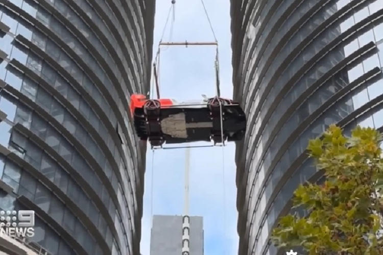 Luật mới này khiến người dân Australia phẫn nộ, họ cho rằng người lao động bị chịu thiệt, trong khi giới nhà giàu lại được giảm thuế nhiều hơn. Bởi vậy, hành động khoe siêu xe của đại gia Adrian Portelli bị nhiều người dân cho là “phô trương”, “khoe khoang”.