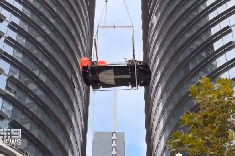 Luật mới này khiến người dân Australia phẫn nộ, họ cho rằng người lao động bị chịu thiệt, trong khi giới nhà giàu lại được giảm thuế nhiều hơn. Bởi vậy, hành động khoe siêu xe của đại gia Adrian Portelli bị nhiều người dân cho là “phô trương”, “khoe khoang”.