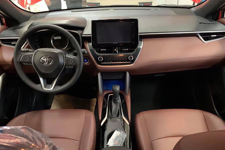 Corolla Cross được đánh giá cao về thiết kế. Xe sở hữu phong cách trẻ trung hiện đại nhưng vẫn mang đến cảm giác chắc chắn đậm chất Toyota. Cung cấp sức mạnh cho Toyota Corolla Cross là 2 tuỳ chọn động cơ: Thứ nhất là động cơ xăng 1.8L cho công suất tối đa 138 mã lực, mô men xoắn tối đa 172 Nm.