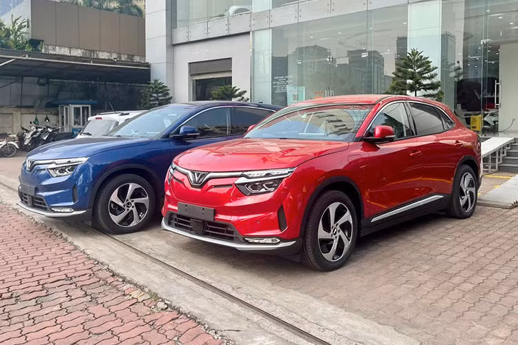 Ngoài ra, xe còn được trang bị bộ ứng dụng tiện ích và giải trí thông minh (Smart Services) với các tính năng điều khiển và tương tác với xe thông qua giọng nói, quản lý xe từ xa qua ứng dụng VinFast, mua sắm trực tuyến, chơi game… mang đến cho người dùng trải nghiệm di chuyển đẳng cấp và tiện lợi, an toàn.