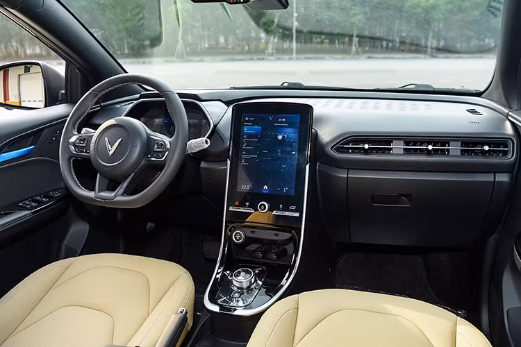 Là mẫu xe điện đầu tiên do Việt Nam sản xuất, VinFast VF e34 sở hữu các trang bị an toàn tiêu chuẩn gồm: 6 túi khí, hệ thống nhắc nhở cài dây an toàn cho người ngồi phía trước và phía sau, ổn định thân xe điện tử, chống bó cứng phanh, cảnh báo chệch làn đường,...