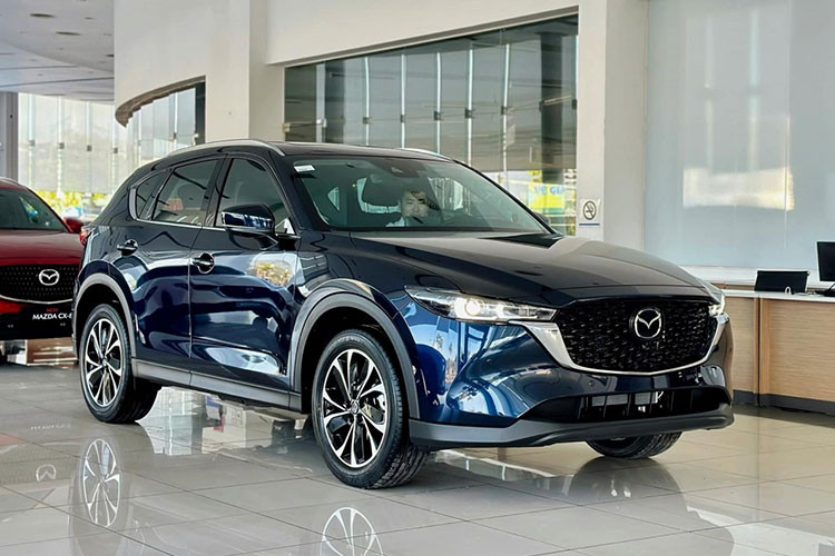 Mazda CX-5 Nhắc đến những mẫu xe gầm cao ăn khách nhất hiện nay không thể không kể đến Mazda CX-5, mẫu xe bán chạy nhất của thương hiệu Mazda tại Việt Nam. Cộng dồn 7 tháng đầu năm, Mazda CX-5 đã ghi nhận doanh số đạt 7.088 chiếc. Vừa qua, Mazda Việt Nam cũng vừa giới thiệu CX-5 mới với nhiều cải tiến và nâng cấp về trang bị. Hứa hẹn trong thời gian tới, mẫu CUV cỡ C này sẽ có doanh số tăng trưởng ấn tượng.