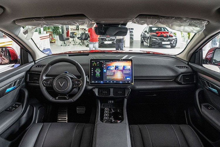 Hiện tại, VinFast VF 8 đang được bán tại Việt Nam với 2 phiên bản Eco và Plus, giá lần lượt là 1,094 và 1,263 tỷ đồng, chưa bao gồm pin. Giá xe đã bao gồm pin ở mức 1,478 - 1,646 tỷ đồng. Giá thuê pin đối với VF 8 được VinFast đề xuất ở mức 4,95 triệu đồng/tháng.