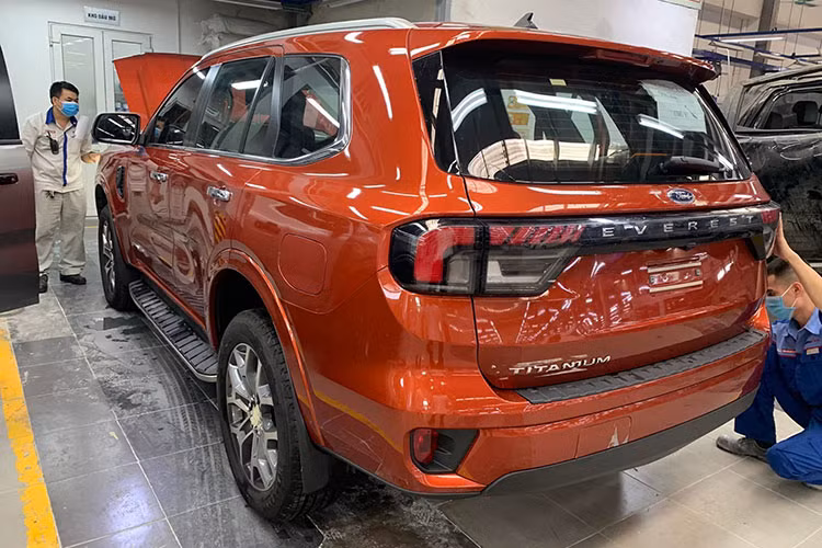 Trên 2 bản cao cấp có thêm Camera360, Cảnh báo điểm mù, Cảnh báo phương tiện cắt ngang khi lùi, Cảnh báo chệch làn, Hỗ trợ duy trì làn đường, Cảnh báo va chạm và Hỗ trợ phanh khẩn cấp khi gặp chướng ngại vật. Hiện Everest đang được phân phối với 5 phiên bản, đi cùng giá bán dao động từ 1,099 - 1,499 tỷ đồng.